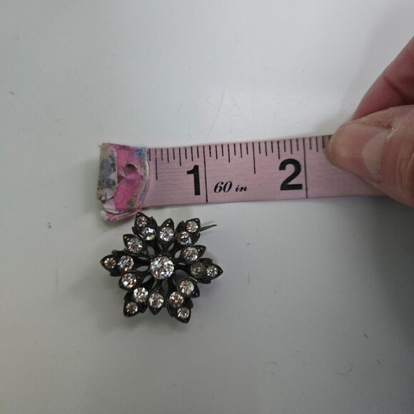 Vintage Rhodium Plated Rhinestone Pin 1"x1" - Picture 4 of 5